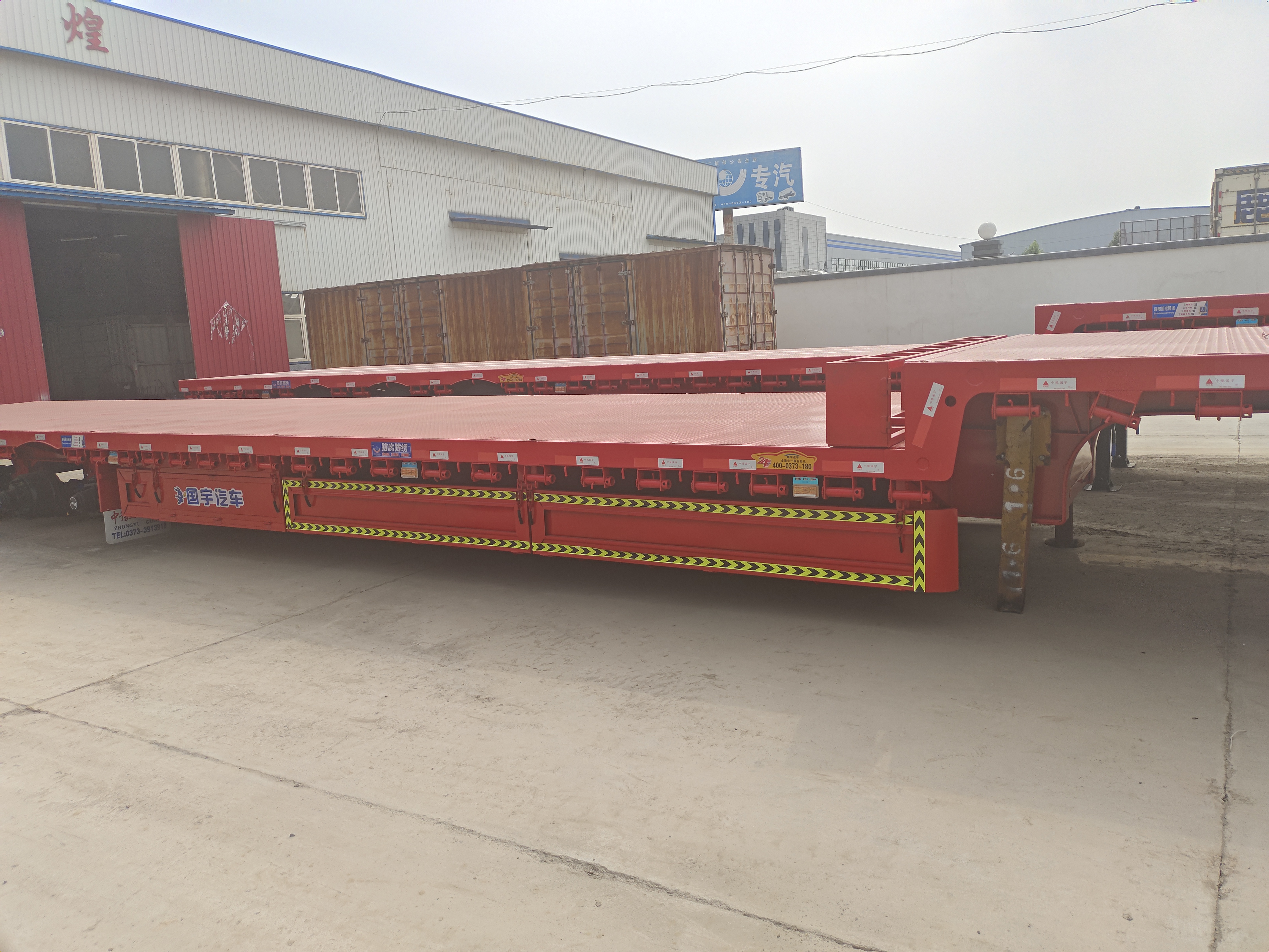 低平板半掛車-靈活多用途的運(yùn)輸利器